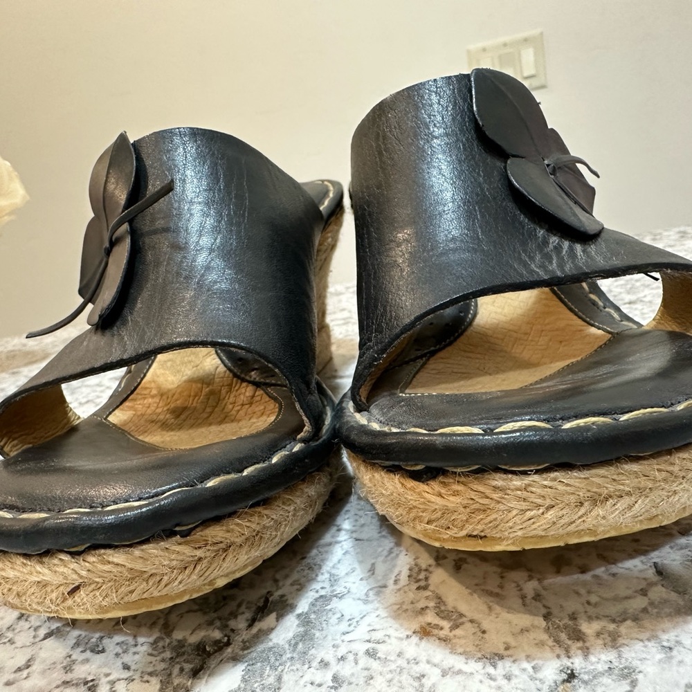 Born espadrille wedge sandals, Black leather, Flower Detail, Size 10 - Picture 9 of 12